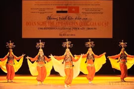 Egyptian artists perform traditional dances in a special art programme by the Egyptian national folk dance troupe at the Hanoi Opera House on January 22, 2014. (Photo: VNA)