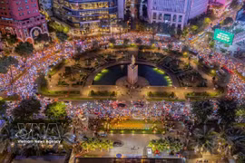Ho Chi Minh City residents engage in National Day celebrations. (Photo: VNA)