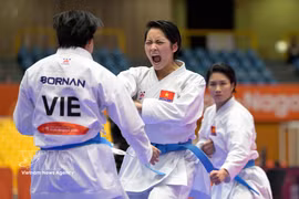 Vietnamese athletes compete against Iran in the women’s team kata final in karate at ASIAD 2026 on September 22. (Photo: Xinhua/VNA)