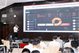 Tran Thanh Lam, head of QTSC's Cybersecurity Centre, presents a paper on AI in cybersecurity (Photo: VNA)