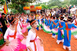 Young girls perform a Cham dance throughout the ritual of carrying the attire of the goddess Po Sah Inu. (Photo: baolamdong.vn)