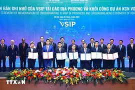 Prime Minister Pham Minh Chinh, his Singaporean counterpart Lawrence Wong and other delegates at the signing ceremony of MoUs on expanding VSIP network in Vietnam (Photo: VNA)