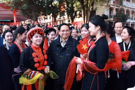 Prime Minister Pham Minh Chinh meets with students of Viet Bac High School for Ethnic Minority Students in Thai Nguyen province. (Photo: VNA)