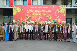 Authorities of Banteay Meanchey province of Cambodia extend Tet greetings to Vinh Long officials and locals on February 13. (Photo: VNA)