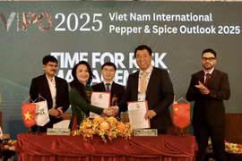 Representatives from spice associations of Vietnam and China sign cooperation agreement at the VIPO 2025. (Photo: VNA)