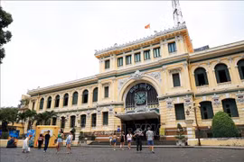 Tourists visit Sai Gon Central Post Office in Ho Chi Minh City downtown. (Photo: VNA)