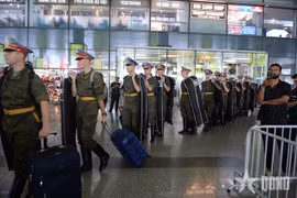 The Russian military delegation taking part in Vietnam's grand military parade on September 2 arrived at Noi Bai International Airport, Hanoi, on August 20. (Photo from People's Army newspaper)