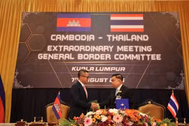Cambodian Deputy Prime Minister and Minister of National Defence Tea Seiha (L) and Thailand’s Acting Minister of Defence Gen. Nattaphon Nakphanit. (Photo: Khaosod)