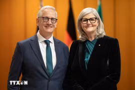 Australian Governor-General Sam Mostyn (R) and her spouse (Photo: VNA)