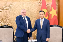 Head of the Party Central Committee's Commission for Policies and Strategies Tran Luu Quang (R) and President of the Hungarian Socialist Party Komjáthi Imre. (Photo: VNA)
