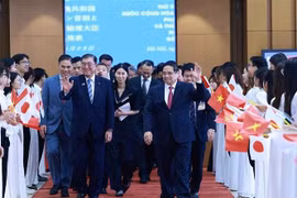 Prime Minister Pham Minh Chinh (right) and his Japanese counterpart Ishiba Shigeru (Photo: VNA)