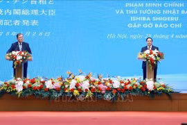 Prime Minister Pham Minh Chinh (R) and his Japanese counterpart Ishiba Shigeru announce the outcomes of their talks in Hanoi on April 28. (Photo: VNA)