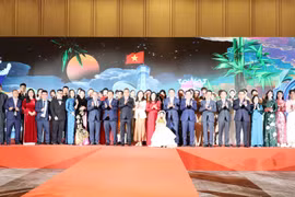 Delegates and artists of Vietnam and China at the event (Photo: VNA)