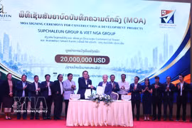 Representatives from the Lao-based Supchaleun Group and Vietnam’s Viet Nga Group at the signing ceremony of the memorandum of agreement (MOA) in Vientiane. (Photo: VNA)