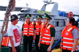 Soc Trang border guards popularise IUU fishing prevention and control regulations to local fishermen. (Photo: VNA)