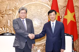Nguyen Duy Ngoc, Politburo member, Chairman of the Communist Party of Vietnam (CPV) Central Committee's Organisation Commission and Chairman of the Vietnam-Japan Parliamentary Friendship Group (R) hosts a reception in Hanoi on July 22 for Executive Acting Secretary-General of Japan's Liberal Democratic Party (LDP) Hagiuda Koichi and his delegation. (Photo: VNA)