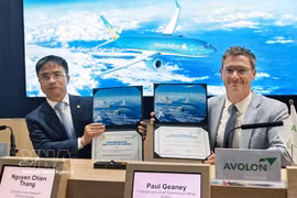 Executive Vice President of Vietnam Airlines Nguyen Chien Thang (left) and Paul Geaney, President and Chief Commercial Officer of Avolon, hold the certificate of the signing of the agreement for the lease of additional Boeing 737 MAX aircraft in Farnborough, UK, on July 21. (Photo: VNA)