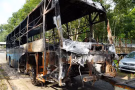 The burned-out shell of the bus after the crash (Photo: VNA)