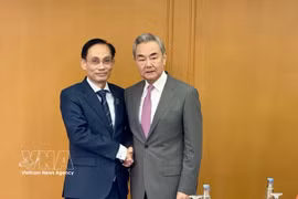 Le Hoai Trung, Politburo member of the Communist Party of Vietnam (CPV) Central Committee, Minister of Foreign Affairs (L), meets with Wang Yi, Politburo member, Director of the Office of the Commission for Foreign Affairs of the Communist Party of China (CPC) Central Committee and Minister of Foreign Affairs of China, in Manila, the Philippines, on July 22. (Photo: VNA)