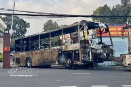 The burnt-out coach is taken away for investigation purposes (Photo: VNA)