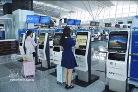 Passengers on Vietnam Airlines' international flights from Noi Bai International Airport’s Terminal 2 can check in and drop bags at self-service kiosks from July 20. (Photo: VNA)