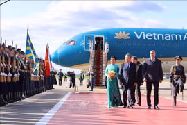 General Secretary of the Communist Party of Vietnam Central Committee To Lam, his spouse Ngo Phuong Ly and a high-ranking Vietnamese delegation arrive at Vnukovo 2 Airport in Moscow on May 8 evening (local time), beginning an official visit to the Russian Federation. (Photo: VNA)