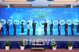 VinFast signs a cooperation agreement with 12 financial institutions to help Hanoi residents transition from petrol-powered vehicles to electric ones (Photo: VNA) 