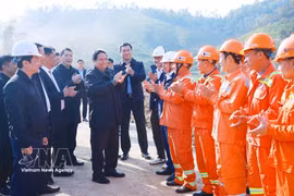 Prime Minister Pham Minh Chinh visits and encourages workers at Dong Dang–Tra Linh expressway construction site. (Photo: VNA)