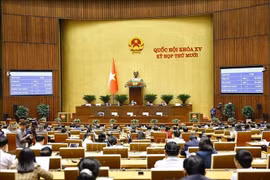 The National Assembly votes to adopt the law amending and supplementing a number of provisions of the Law on Corruption Prevention and Control. (Photo: VNA)