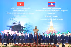 Leaders and former senior leaders of the Lao Party and State pose for a group photo with Vietnamese Ambassador to Laos Nguyen Minh Tam at the event. (Photo: VNA)