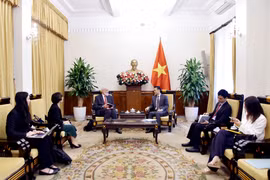 Deputy Foreign Minister Dang Hoang Giang (R) receives Ambassador of Switzerland to Vietnam Thomas Gass on July 18. (Photo: VNA)