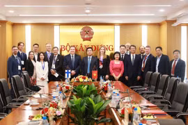 Vietnamese and Finnish officials at the meeting. (Photo: tapchixaydung.vn)