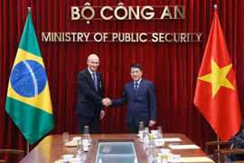 Minister of Public Security Luong Tam Quang (right) and Chief-Minister of the Institutional Security Office of the Presidency of Brazil General Marcos Antonio Amaro dos Santos (Photo: VNA)