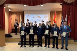 The Russia-Vietnam Friendship Association honours individuals who have made great contribution to the Russia-Vietnam relations. (Photo: VNA)