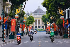 Trang Tien street in Hanoi is decorated with flags and banners to celebrate the 80th National Day anniversary. (Photo: VNA)