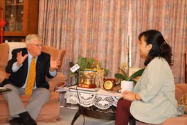 Emeritus Professor Carl Thayer (L), from the Australian Defence Force Academy at the University of New South Wales speaks to the Vietnam News Agency (VNA)'s resident correspondent in Australia on the occasion of the 30th anniversary of Vietnam’s admission to ASEAN (July 28, 1995 – 2025). (Photo: VNA)