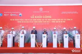 Delegates press buttons to start the project. (Photo: Vietnamnet.vn)
