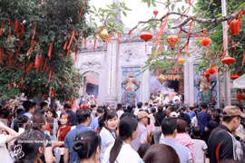 People gather at Den Thuong (Upper Temple) during the Hung Kings' Commemoration Day in Phu Tho province. (Photo: VNA)