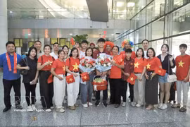 Vietnam’s U17 national team receive a warm welcome from fans upon returning home on April 26, following their impressive victory at the ASEAN U-17 Boys' Championship. (Photo: VNA)