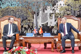Minister of Finance Ngo Van Tuan (right) and UK's Ambassador to Vietnam Iain Frew at their meeting (Photo: mof.gov.vn)
