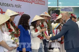 Vietjet's flight VJ52, using an Airbus A330-300 from Almaty (Kazakhstan) lands at Da Nang International Airport on April 2, bringing nearly 300 international tourists to explore and experience the city's tourism services. (Photo: VNA)
