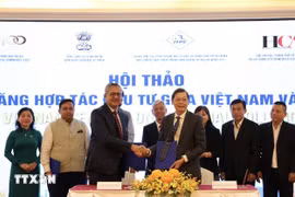 Representatives of the Indian Chamber of Commerce and the Ho Chi Minh City Business Association (HUBA) sign a cooperation agreement at the seminar. (Photo: VNA)