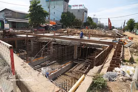 Construction workers reinforce steel and pour concrete to cover the underground drainage channel, helping collect rainwater and tackle flooding in Da Nang. (Photo: VNA)