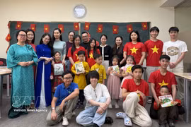 Phan Thi Quynh Trang (far left, second row) poses for a commemorative photo with the Vietnamese youth group at an event organised by the Canada-Vietnam Culture and Education Council to provide Vietnamese language lessons for second-generation Vietnamese-Canadian children. (Photo: VNA)