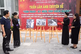 Visitors listen to an introduction to the thematic photo exhibition on Tan Trao and 81 autumns of revolution at the ATK Tan Trao Museum in Tuyen Quang province. (Photo: VNA)