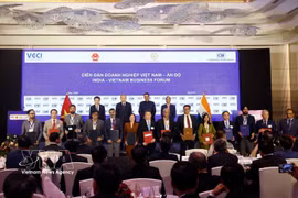 Vietnamese Party General Secretary and State President To Lam (left, second, back row) and Maharashtra Chief Minister Devendra Fadnavis (left, third, back row) witness the exchange of cooperation agreements between Vietnamese and Indian enterprises at the India-Vietnam Business Forum in Mumbai, Maharashtra State, India, on May 7. (Photo: VNA)