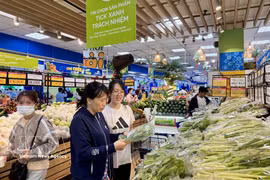 Consumers shop at a supermarket in Ho Chi Minh City. (Photo: VNA)