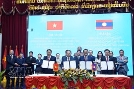 Leaders of Quang Ninh province and three provinces in northern Laos sign the conference minutes. (Photo: VNA)