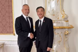 Vietnamese Ambassador to the Czech Republic Duong Hoai Nam (R) and Chairperson of the Czech Republic – Vietnam Interparliamentary Friendship Group Tomas Helebrant, at the Czech Chamber of Deputies headquarters on June 25, 2026. (Photo: VNA)