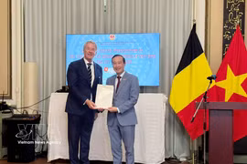 Vietnamese Ambassador to Belgium Nguyen Van Thao (R) presents the decision appointing Belgian entrepreneur Philip Yvonne J. Van Gestel as Vietnam’s Honorary Consul in Antwerp at a ceremony on June 25, 2026. (Photo: VNA)